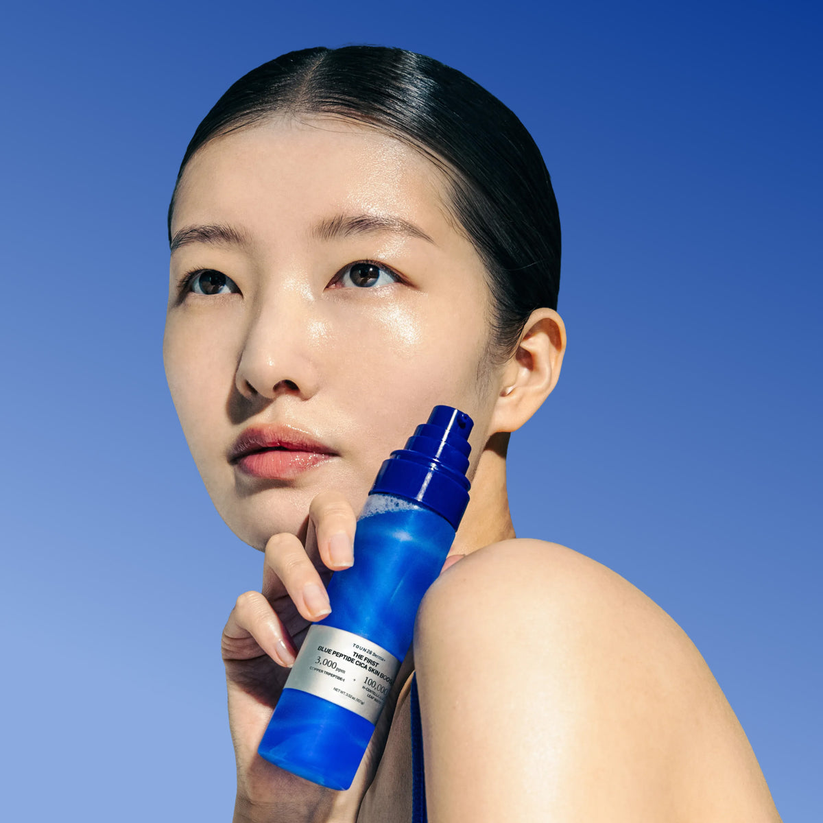 Model holding TOUN28 1% Blue Peptide Cica Skin Booster