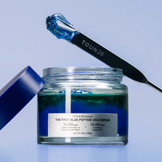 Open 1% Blue Peptide Cica Serum jar with TOUN28 spatula holding blue gel texture
